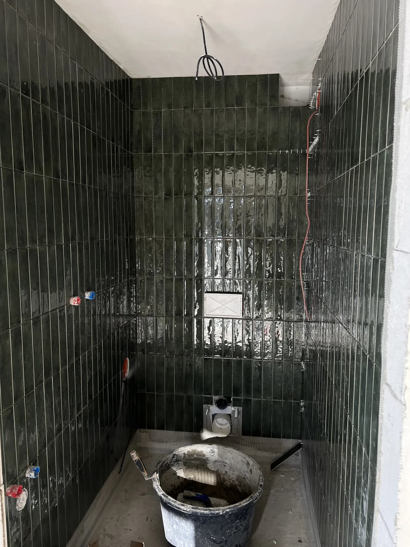 Rekonstrukce koupelny v průběhu — obklad stěn a sprchový kout, vlastní realizace