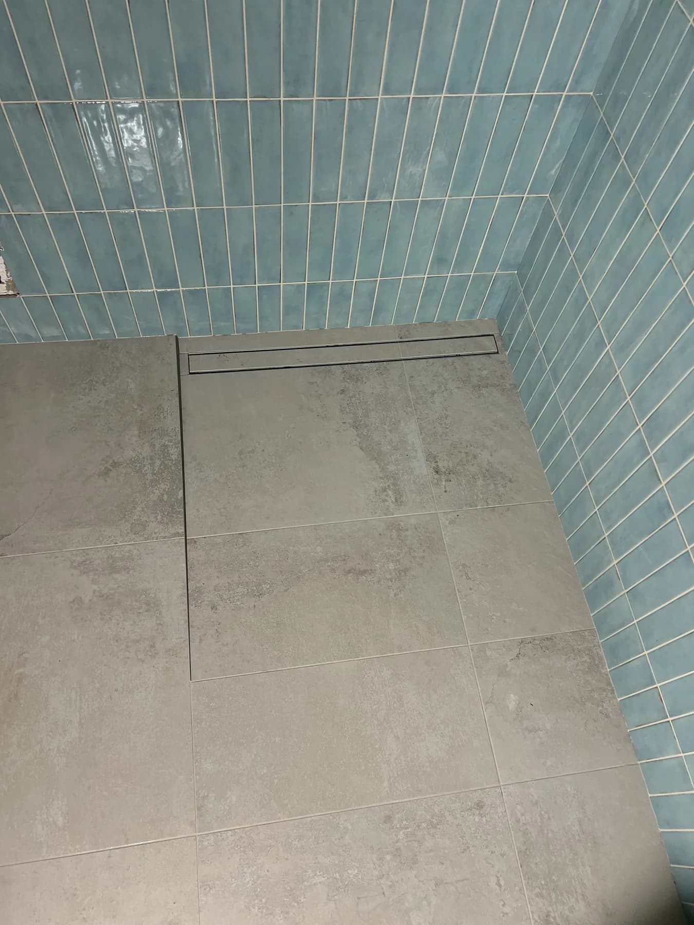 Rekonstrukce koupelny v průběhu — obklad stěn a sprchový kout, vlastní realizace