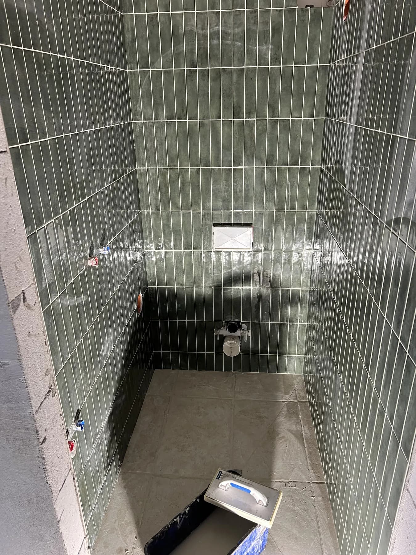 Rekonstrukce koupelny v průběhu — obklad stěn a sprchový kout, vlastní realizace