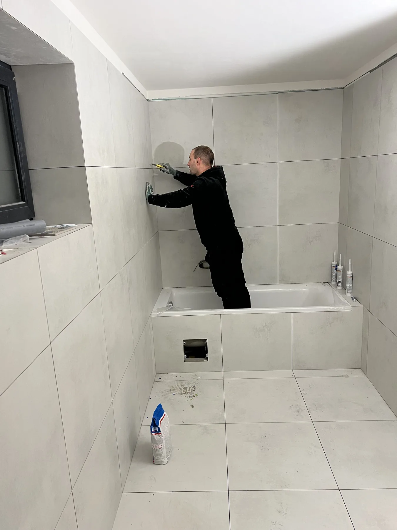 Rekonstrukce koupelny v průběhu — obklad stěn a sprchový kout, vlastní realizace