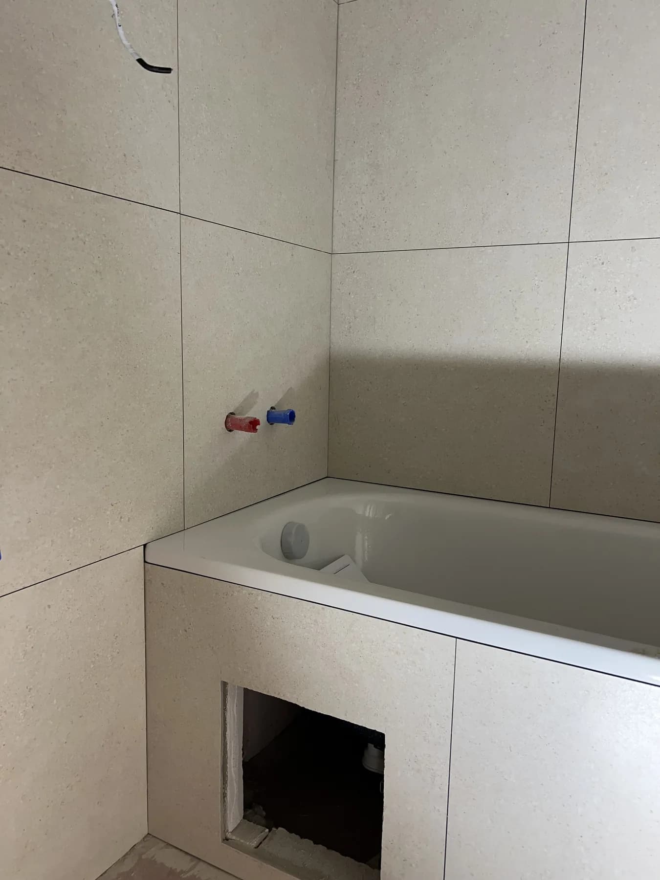 Rekonstrukce koupelny v průběhu — obklad stěn a sprchový kout, vlastní realizace