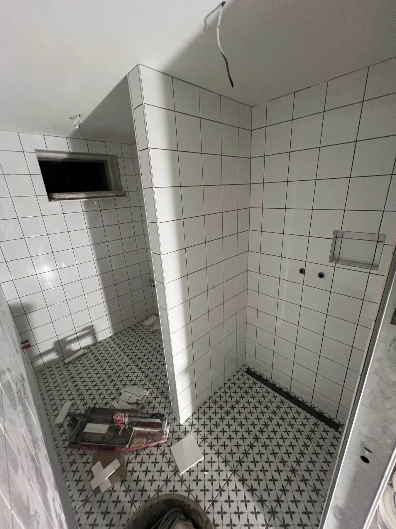Rekonstrukce koupelny v průběhu — obklad stěn a sprchový kout, vlastní realizace