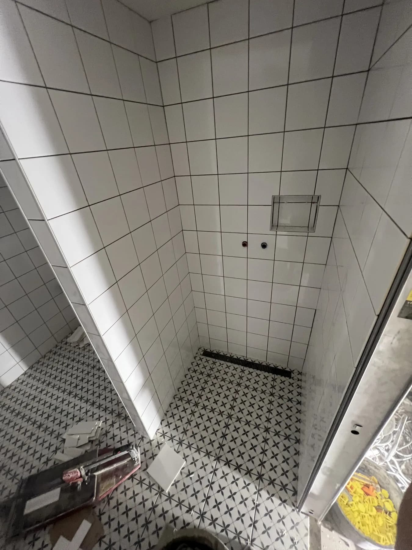 Rekonstrukce koupelny v průběhu — obklad stěn a sprchový kout, vlastní realizace