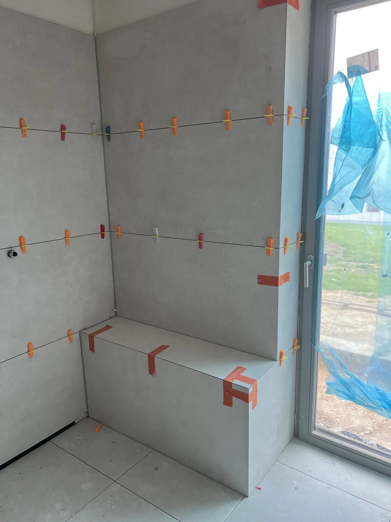 Rekonstrukce koupelny v průběhu — obklad stěn a sprchový kout, vlastní realizace