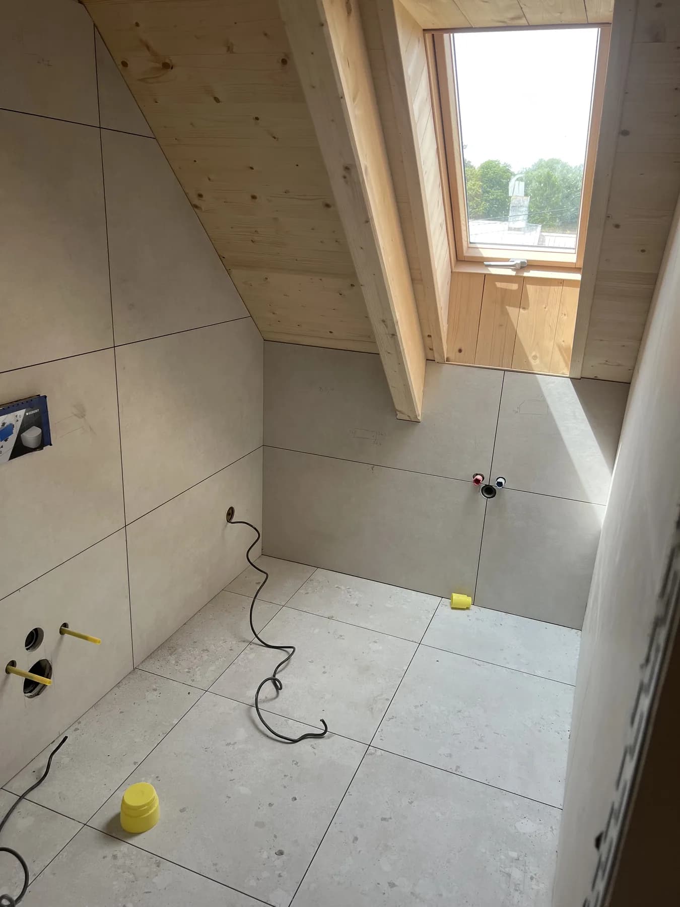 Rekonstrukce koupelny v průběhu — obklad stěn a sprchový kout, vlastní realizace