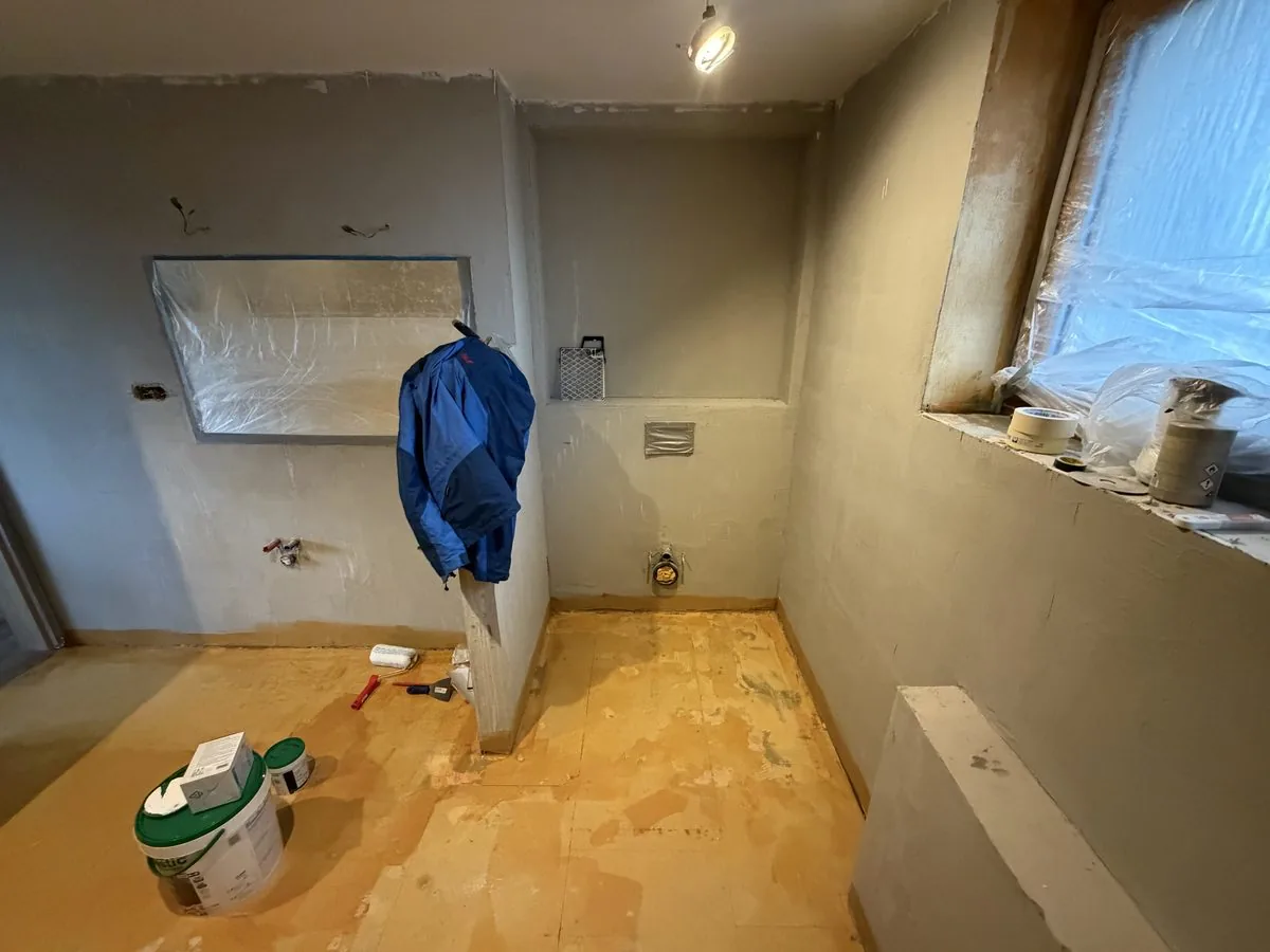 Rekonstrukce koupelny v průběhu — obklad stěn a sprchový kout, vlastní realizace