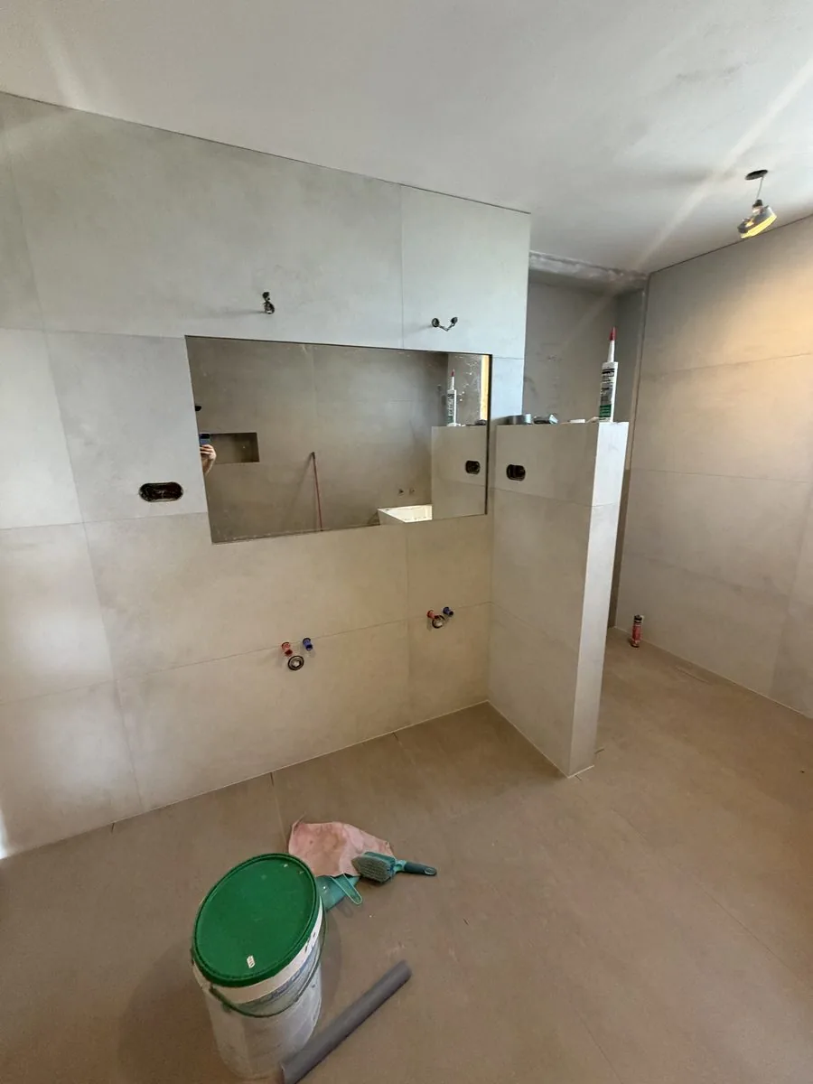 Rekonstrukce koupelny v průběhu — obklad stěn a sprchový kout, vlastní realizace