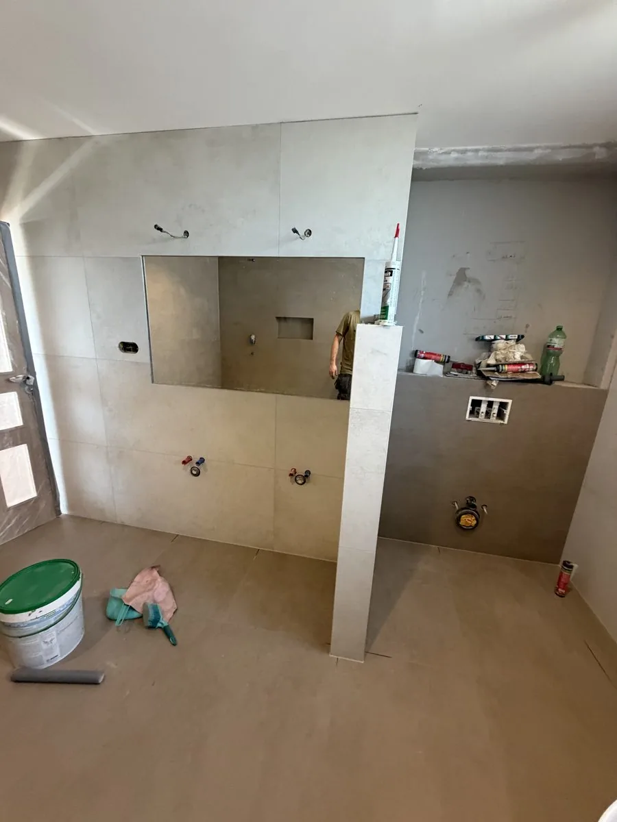 Rekonstrukce koupelny v průběhu — obklad stěn a sprchový kout, vlastní realizace