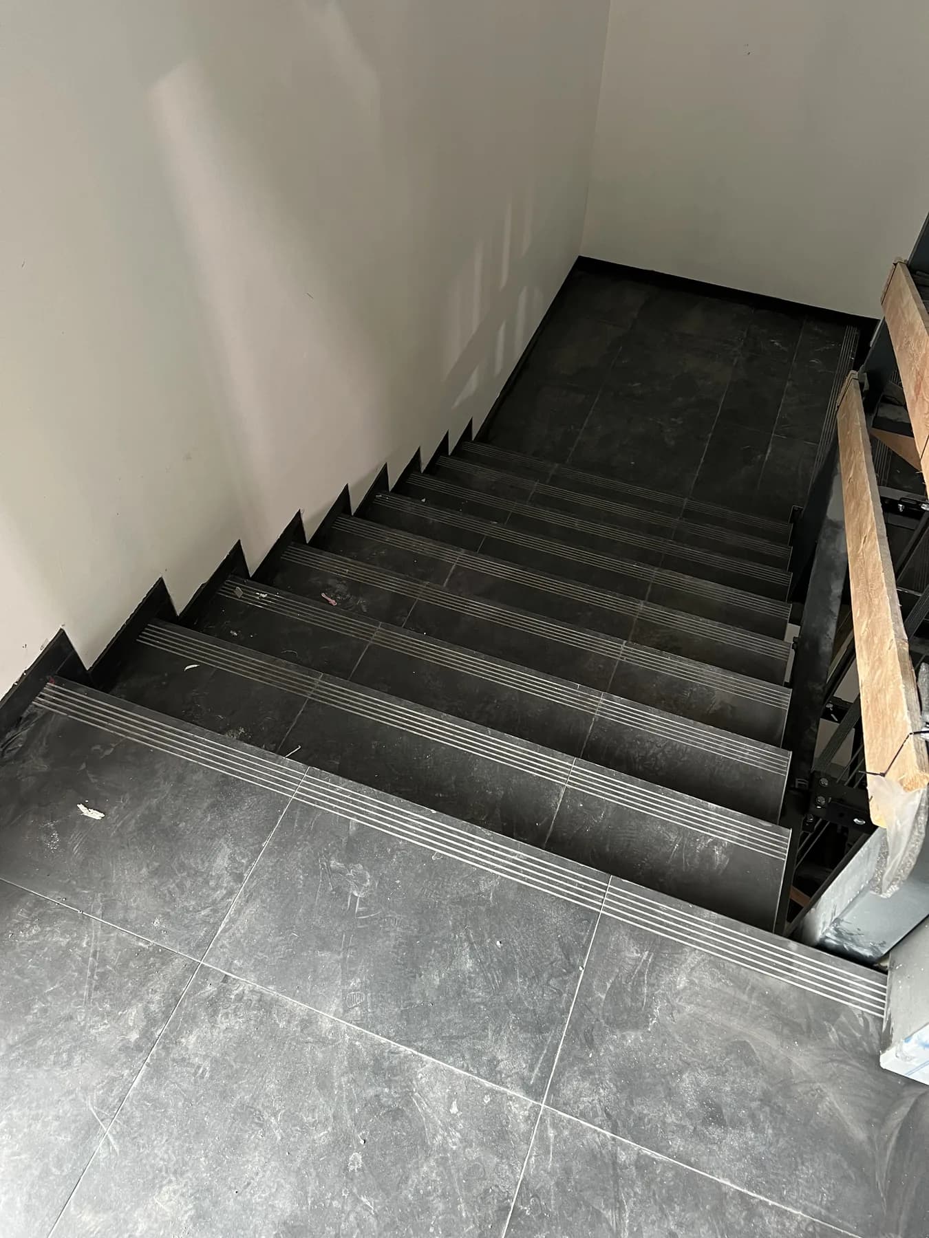 Pokládka velkoformátové dlažby s nivelačními klipy — vlastní realizace