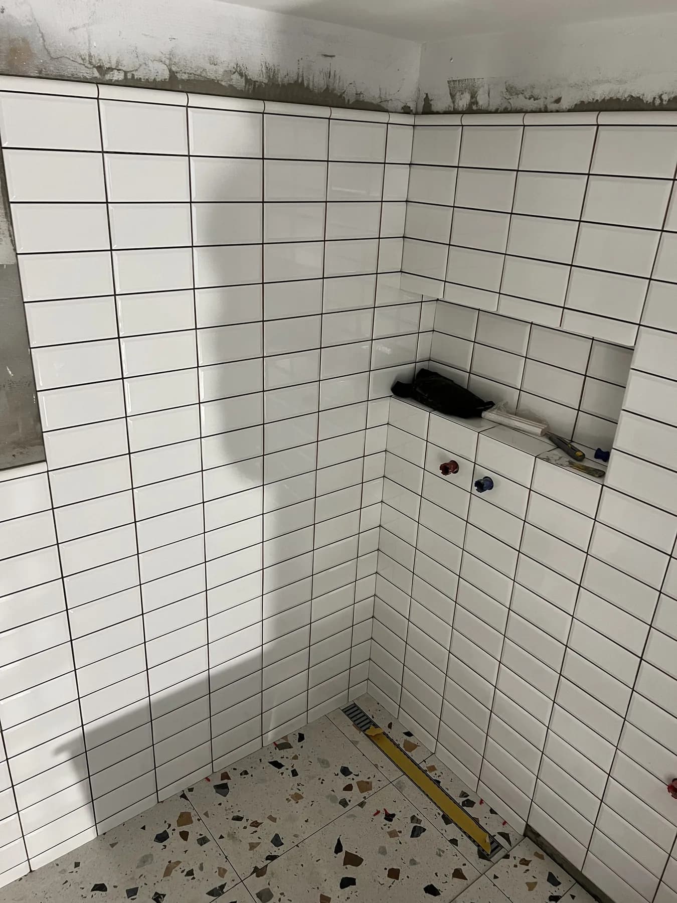 Rekonstrukce koupelny v průběhu — obklad stěn a sprchový kout, vlastní realizace