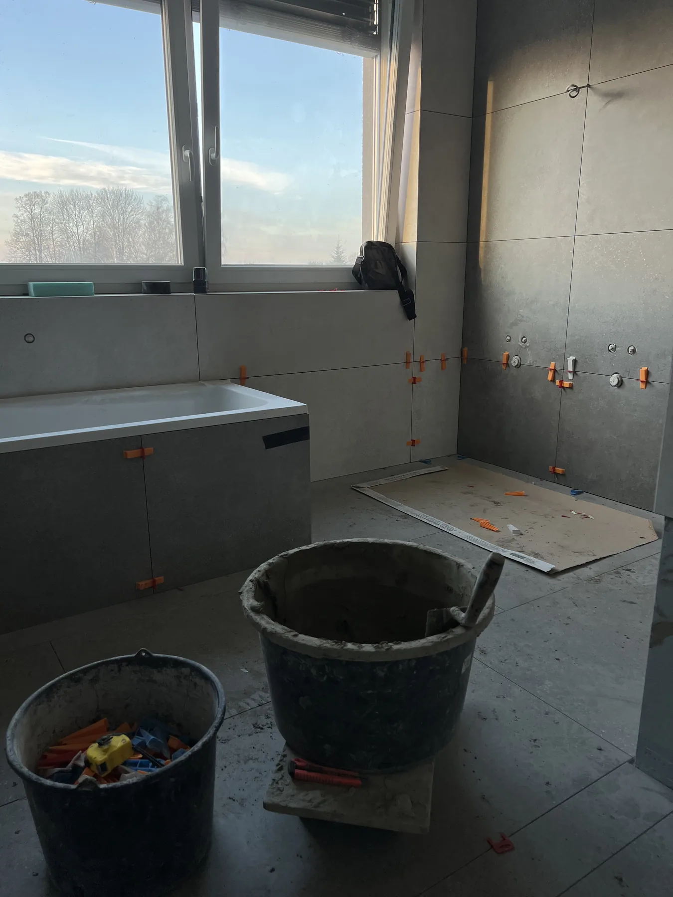Rekonstrukce koupelny v průběhu — obklad stěn a sprchový kout, vlastní realizace