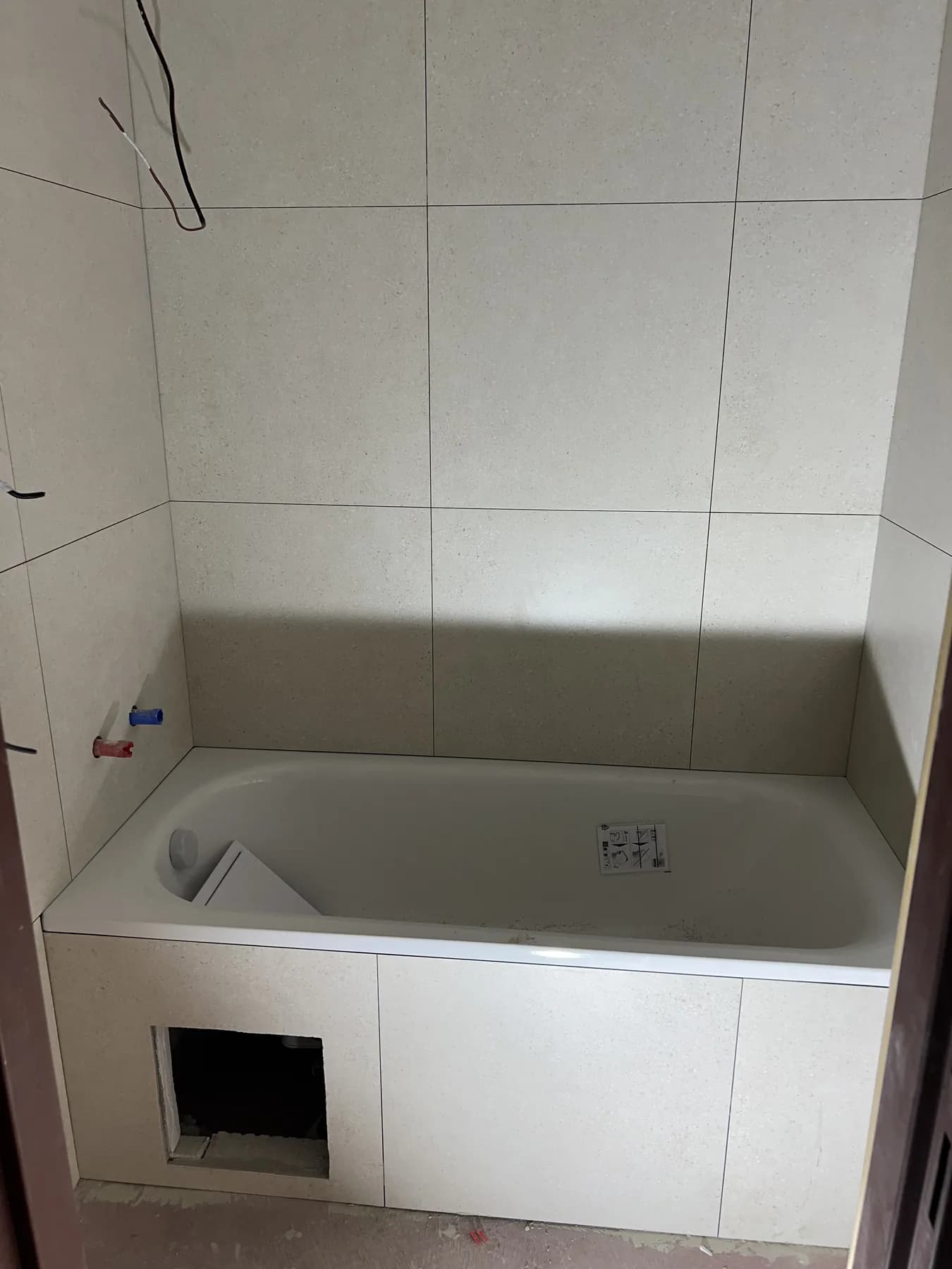 Rekonstrukce koupelny v průběhu — obklad stěn a sprchový kout, vlastní realizace