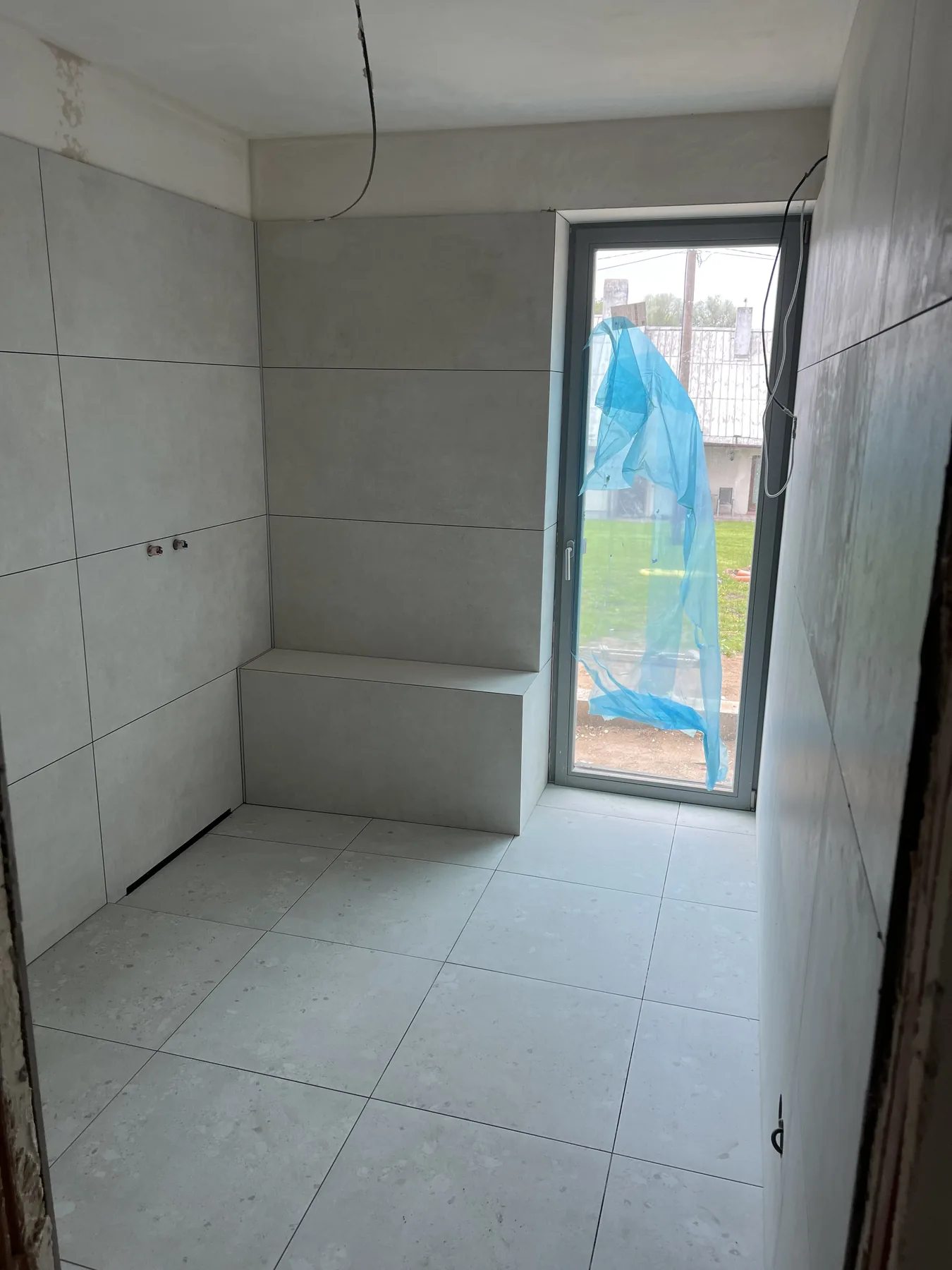 Rekonstrukce koupelny v průběhu — obklad stěn a sprchový kout, vlastní realizace